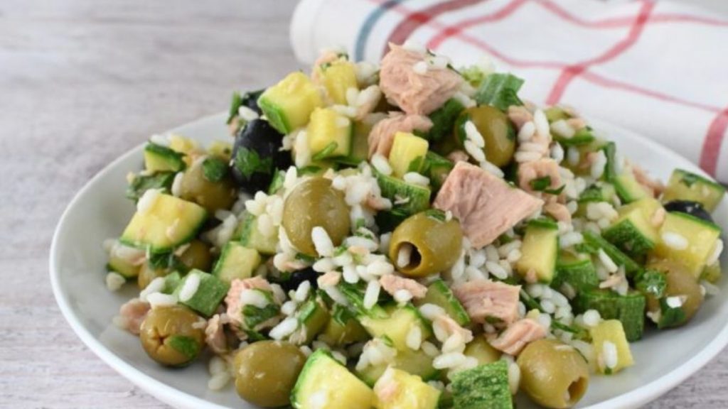 salade de riz au thon et aux olives