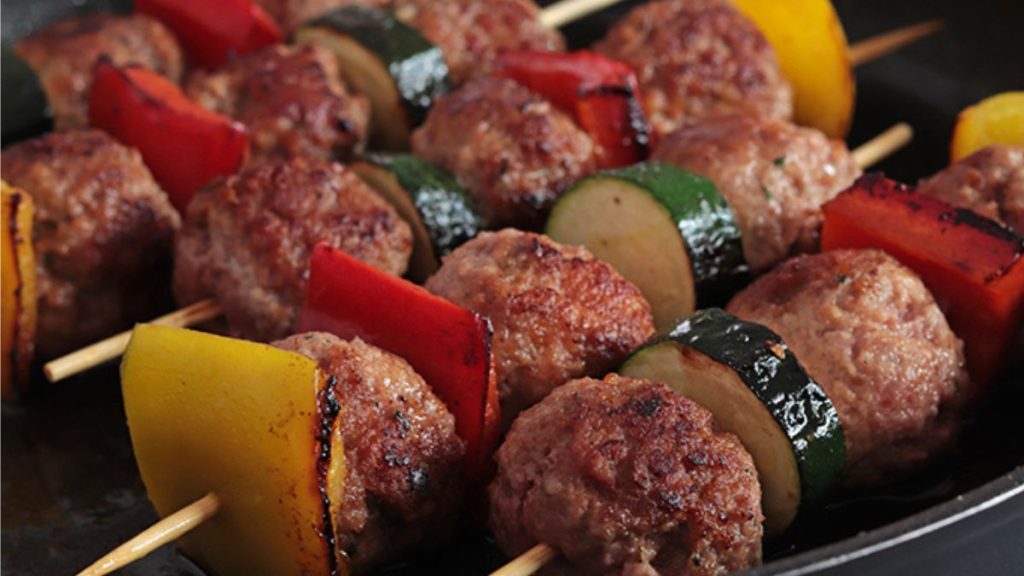 brochettes de boulettes de bœuf et légumes