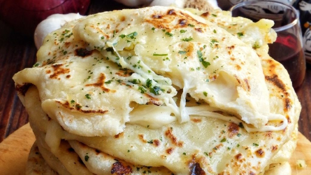 pain au fromage et aux pommes de terre cuit à la poêle