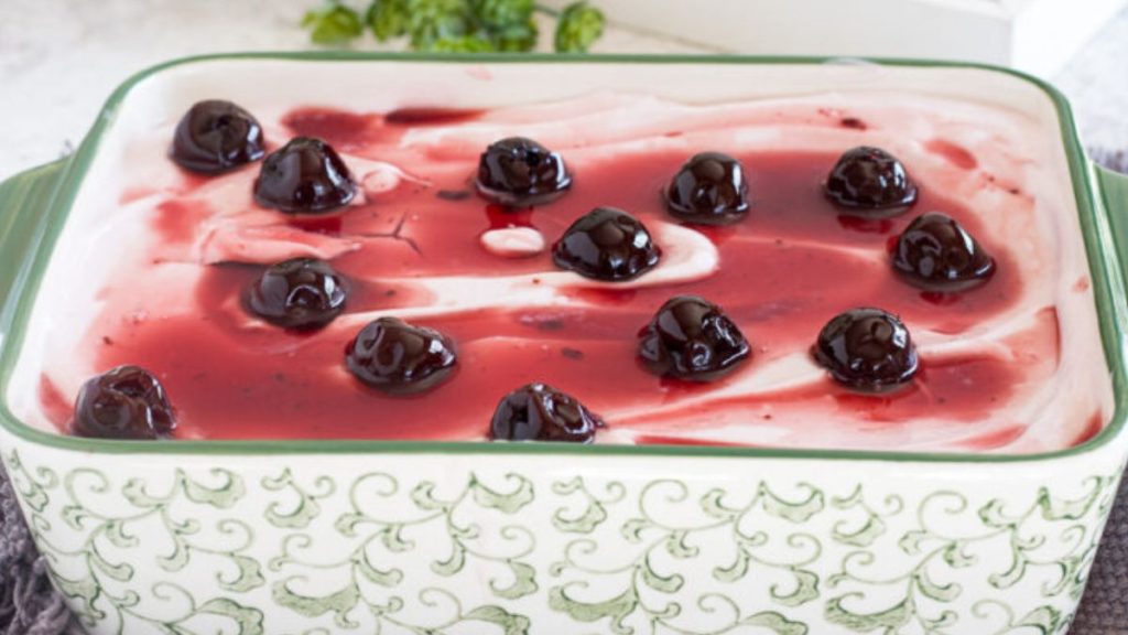 tiramisu aux cerises au sirop et au yaourt