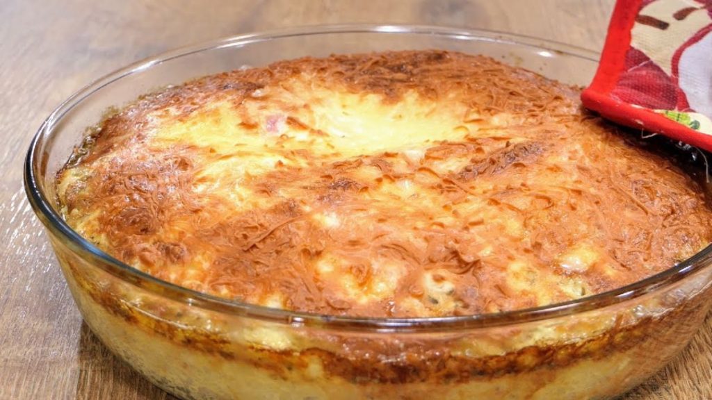 petit-déjeuner équilibré et sain avec du pain, des œufs, fromage et lait