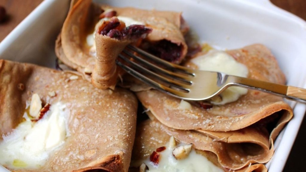 crêpes à la farine de châtaigne, radicchio et gorgonzola