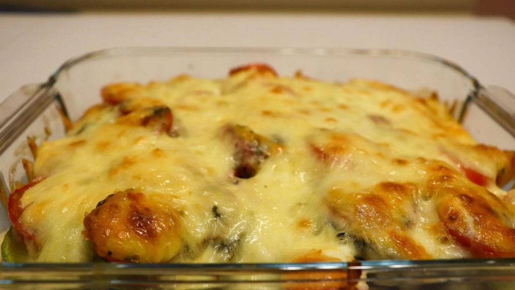 gratin de légumes au four aux œufs et fromage