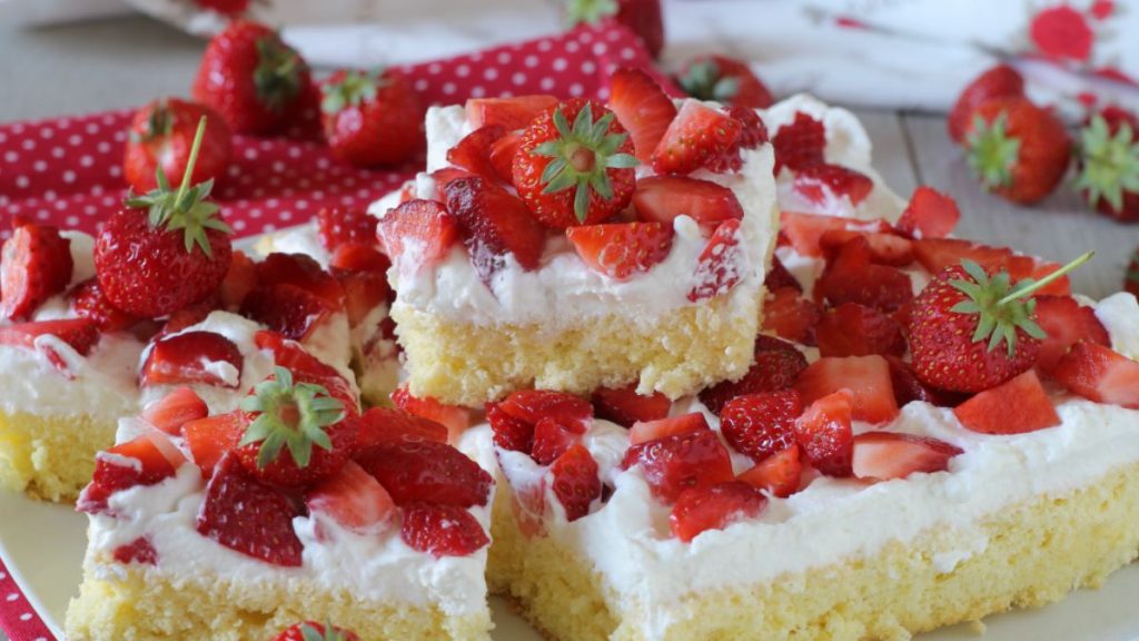 gâteau aux fraises et crème fouettée